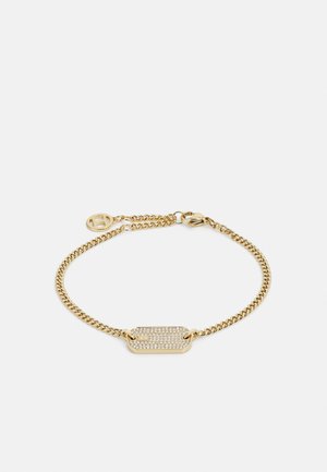 Gouden kettingarmband met een rechthoekige hanger bezaaid met kleine kristallen en een karabijnsluiting op een witte achtergrond.