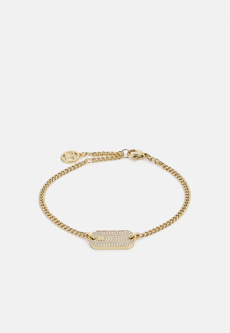 Bracelet en chaîne dorée avec un pendentif rectangulaire incrusté de petits cristaux et une fermeture à clip en forme de homard sur un fond blanc.