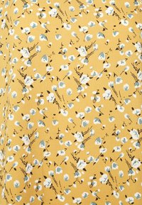 JDY Tall JDYPIPER - T-shirt estampada - new wheat/white/dream blue