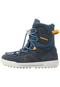 Scarpa da trekking blu con una tomaia texturizzata, dettagli gialli e suola bianca. Presenta un design con lacci e un tassello per facilitare l'indossamento.