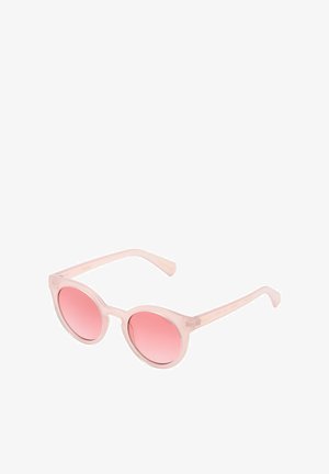 Lunettes de soleil transparentes roses avec des verres ronds, présentant des verres teintés en dégradé rose et des montures colorées. Design simple avec des textures lisses.