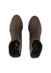 Botas de tobillo de ante marrón con una textura suave, cierre de cremallera en el lateral y un diseño de punta redondeada. Suela de goma negra.