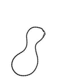 Musta, kiertyvä ketjun kaulaketju, jossa on sileä pinta ja metallinen kiinnitys. Kaulaketjussa on minimalistinen muotoilu ja säädettävä pituus.