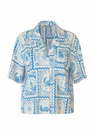 Chemise à manches courtes boutonnée avec imprimés de timbres tropicaux bleus comprenant des palmiers, des crabes et des tortues sur fond blanc.