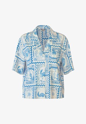 Chemise à manches courtes boutonnée avec imprimés de timbres tropicaux bleus comprenant des palmiers, des crabes et des tortues sur fond blanc.