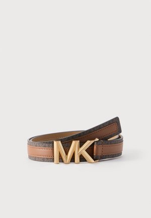 Ceinture en cuir marron avec bordure foncée et boucle « MK » en métal doré, enroulée sur un fond blanc.