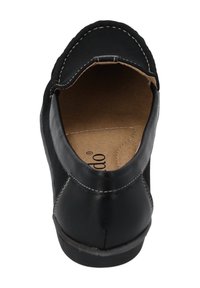 Scarpa nera slip-on con tomaia in pelle liscia, interno imbottito e cuciture bianche in contrasto. Punta arrotondata e design minimalista.