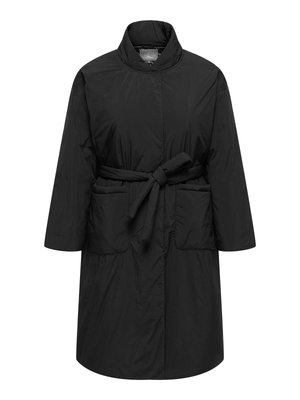 Giacca imbottita nera di lunghezza media con collo alto, vita con cintura e due tasche frontali. Texture liscia con una finitura leggermente lucida.