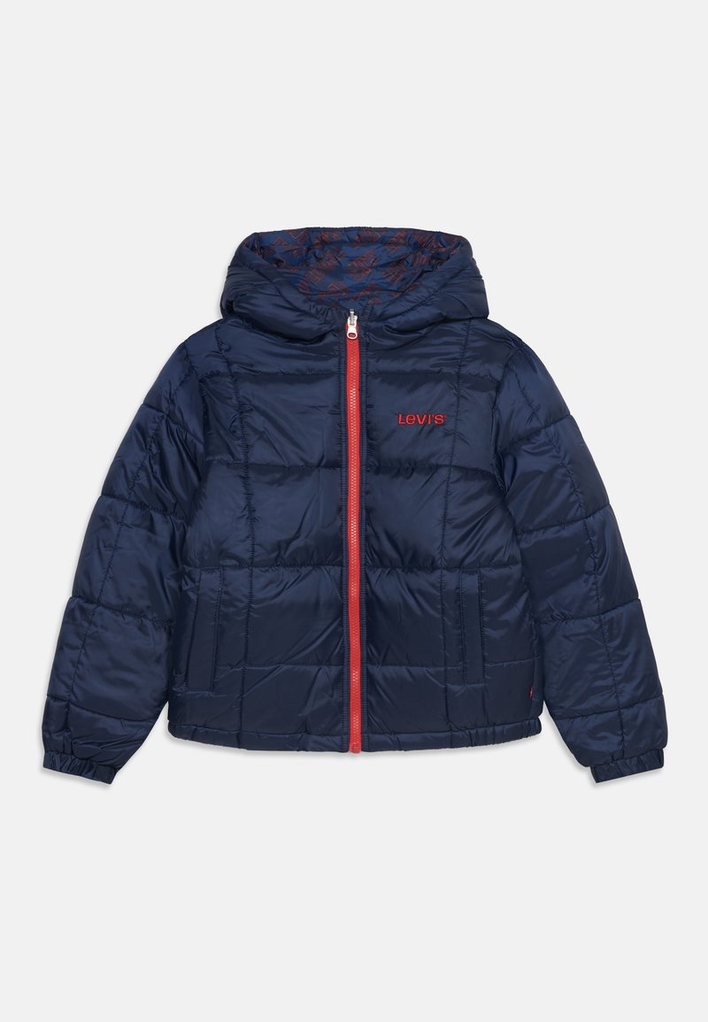 Veste matelassée bleu marine avec capuche, fermeture éclair rouge et logo Levi's sur la poitrine, conçue pour la chaleur et un usage décontracté.