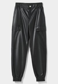 Schwarze Kunstlederhosen mit elastischem Taillenbund, Seitentaschen und knielangen Cargo-Taschen. Elegante, glatte Textur; schmal zulaufende Bündchen.