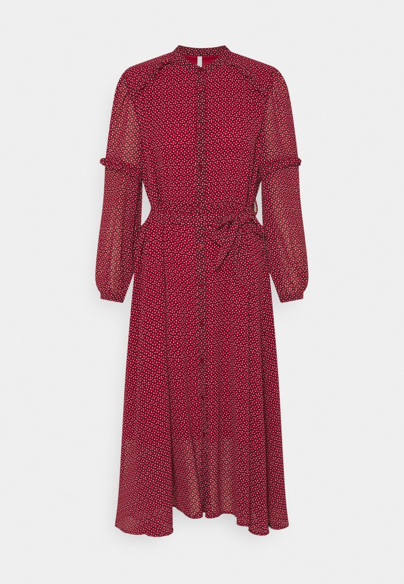 Vestido rojo confeccionado con tela ligera, con un estampado floral de pequeñas flores blancas y rosas, mangas largas y detalle de lazo en la cintura.