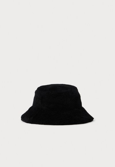 Zachte zwarte fleece bucket hat met een brede naar beneden hellende rand en een ronde kroon op een witte achtergrond.