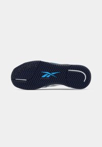 Talpa de pantof sport, predominant navy cu accente de albastru deschis. Cauciuc texturat cu un model în zigzag și detaliu de brand. Formă plată și lată.