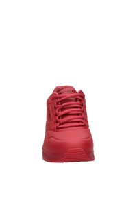 Červená sneakers obuv Skechers s tlustou podešví a tkaničkami, pohled zepředu na bílém pozadí.