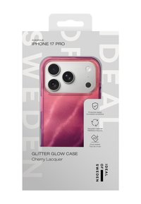 Cover per iPhone 17 Pro con finitura lacca ciliegia glitterata e ritaglio per tripla fotocamera, confezionata con materiali protettivi e riciclati etichettati.