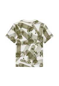 Camiseta de manga corta con fondo blanco, que presenta un estampado de patinetas en verde oliva, mostrando varios ángulos y perspectivas. Cuello redondeado.