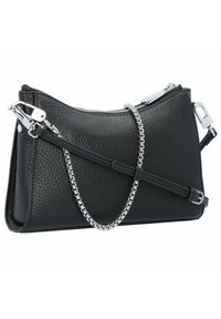 Borsa a tracolla nera in pelle con finitura testurizzata, tracolla in catena argentata e chiusura con zip. Presenta un design elegante e angolato con tracolla regolabile.