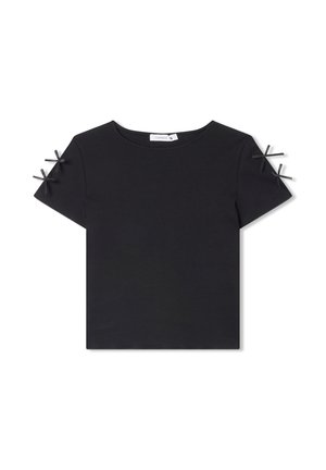 Top corto nero a maniche corte con scollatura rotonda e tessuto testurizzato. Presenta nastri neri decorativi alle cuciture delle maniche.