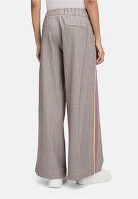 Grijs gestreepte bredere broek met een elastische tailleband, voorzien van twee achterzakken en kleurrijke zijstrepen in roze en geel.