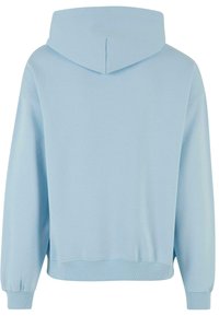 Hoodie à manches longues bleu clair avec poignets et ourlet côtelés, vu de dos, montrant la capuche attachée et des détails de coutures simples.