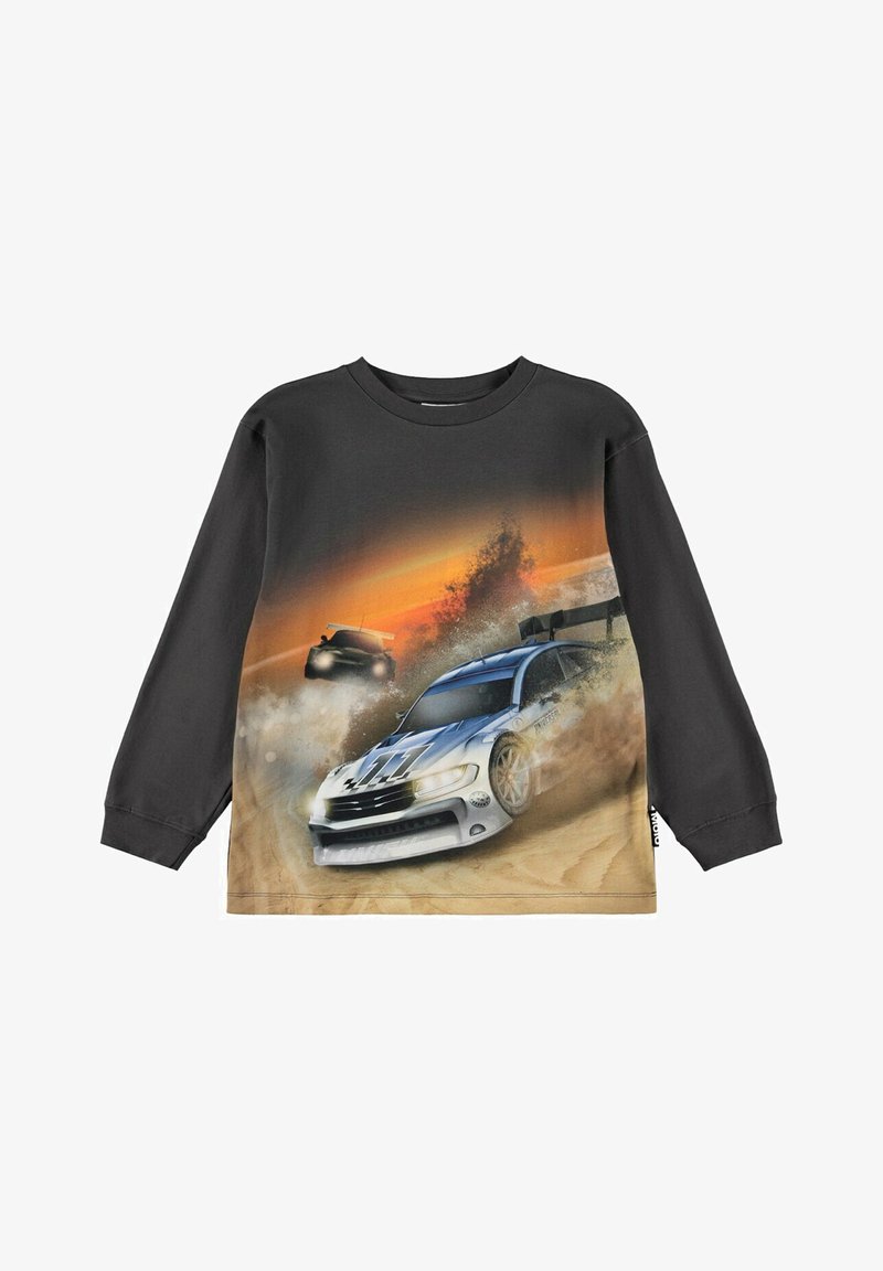 Camisa negra de manga larga con gráfico de dos autos de carreras acelerando en una pista polvorienta con un fondo de atardecer naranja.