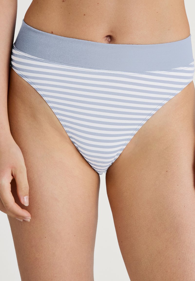 Gestreepte bikinibroek met een lichtblauwe tailleband en afwisselend blauwe en witte strepen op een zachte stof, gesneden in een high-rise stijl.