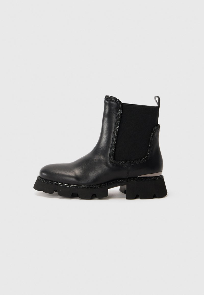 Stivaletto in pelle nera con suola chunky, pannello laterale elasticizzato, linguetta per il tallone e rifiniture decorative lungo gli orli e la suola.