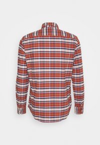 Camisa de cuadros de manga larga en naranja, rojo y azul con cuello abotonado, que presenta un patrón a cuadros y un diseño de espalda recta.