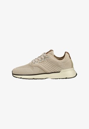 Sneaker beige a basso profilo in maglia con chiusura con lacci, suola imbottita e dettagli marrone scuro sul tallone e sul logo del marchio.