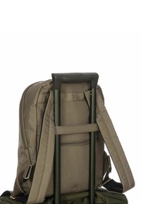 Zaino con rotelle in tessuto verde scuro e beige, dotato di manico estraibile e scomparti con zip per un'organizzazione e un facile accesso.