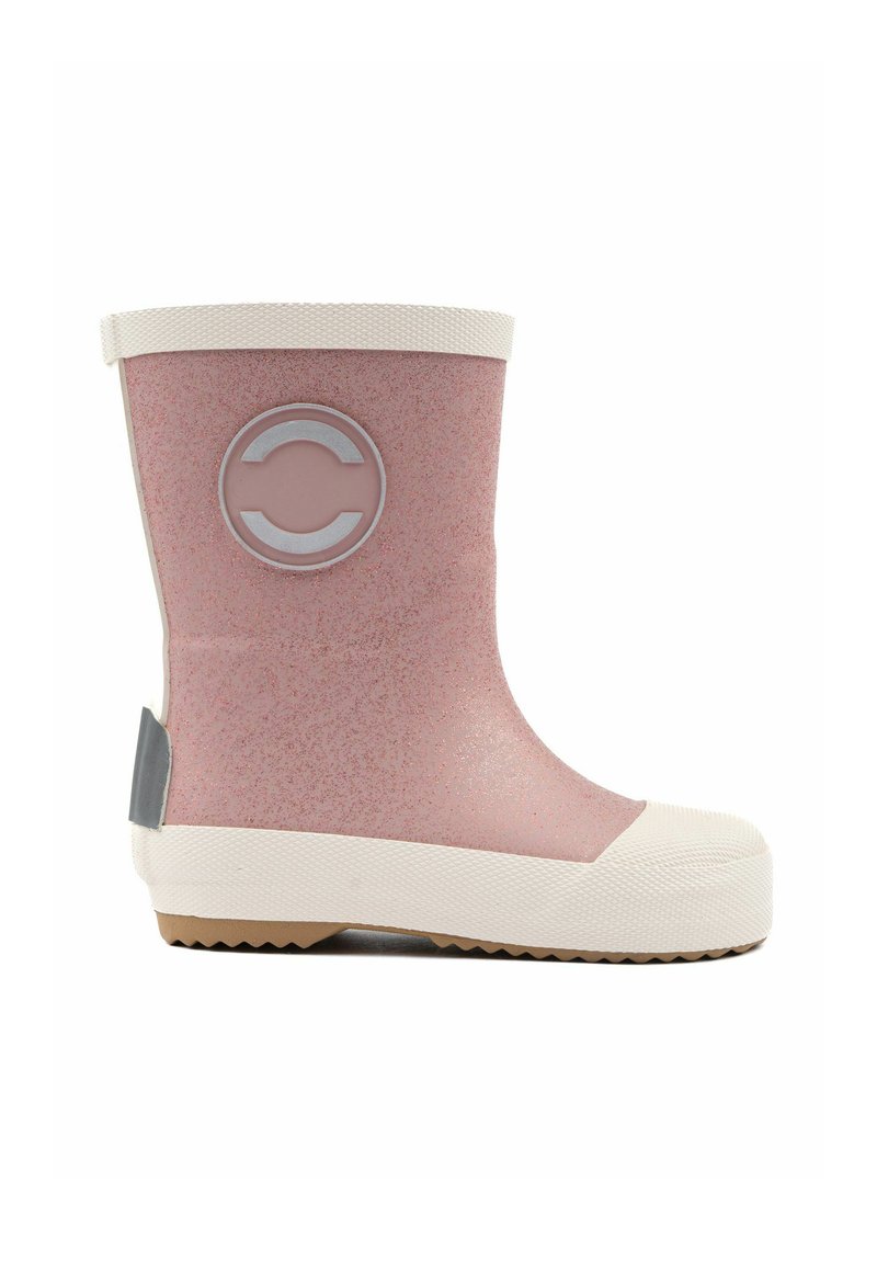 Bota de lluvia de goma brillante rosa con una punta blanca, parte superior texturizada, acento gris en el talón y un logo circular en el tubo.