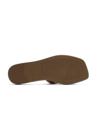 Suola di scarpe in gomma con superficie testurizzata e rigata; presenta una leggera curvatura nella zona della punta e nella parte centrale, di colore beige.