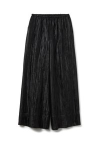 Pantalones de pierna ancha, negros y plisados, con una cinturilla elástica y textura. Presentan una superficie suave y un ajuste relajado.
