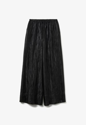Pantaloni neri a pieghe, con gamba larga, dotati di una vita elasticizzata e texture. Presentano una superficie liscia e una vestibilità comoda.