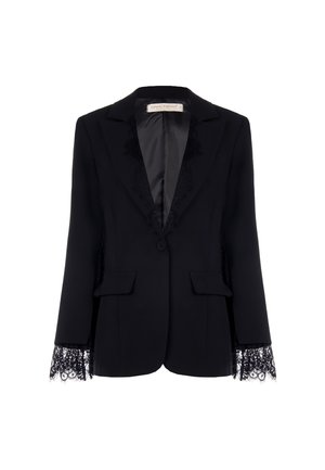 Schwarzer Blazer mit strukturiertem Design, Spitzendetails an den Ärmeln, zwei vorderen Taschen und einem Einzelknopfverschluss. Glatte Textur.