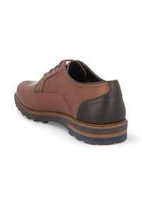 Zapato de cuero marrón con un tacón de un marrón oscuro contrastante, diseño con cordones, parte superior texturizada y rayas multicolores en la suela.