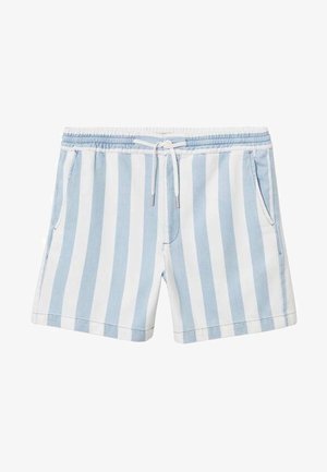 Chemise à manches courtes rayée bleu clair et blanc avec poche, associée à un short assorti. Portée avec des sandales beiges à enfiler.