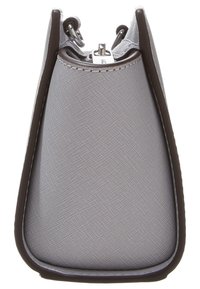 Harmaa teksturoitu käsilaukku, jossa on tyylikäs, kulmikas muotoilu. Siinä on tummanruskea reunus ja hopeinen solki ylhäällä, mikä antaa modernin ilmeen.