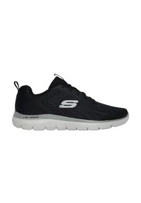 Scarpe da ginnastica nere con tomaia in mesh traspirante, suola grigia leggera e logo prominente sul lato. Presentano modelli testurizzati per una maggiore aderenza.