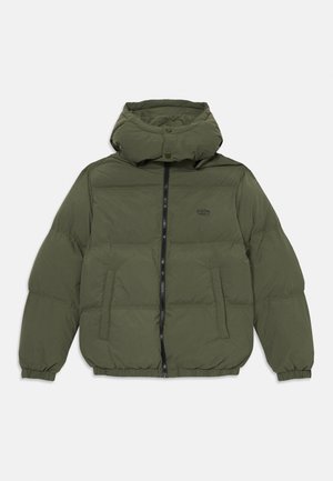 Geacă puf olive cu glugă, fermoar frontal, mansete elastice și două buzunare frontale. Are o textură netedă și un design ușor.