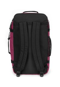 Černý a burgundský batoh s polstrovanými ramenními popruhy, horním úchopem, síťovanou boční kapsou a pevnými kovovými díly, s plochým zadním panelem.