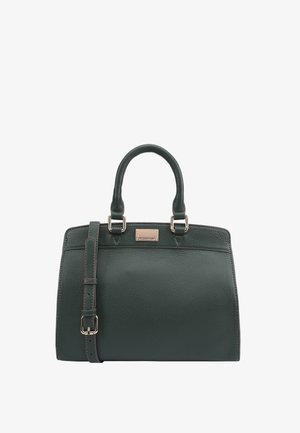 Sac à main en cuir vert foncé avec deux poignées, une bandoulière réglable et une plaque de marque rectangulaire dorée à l'avant.