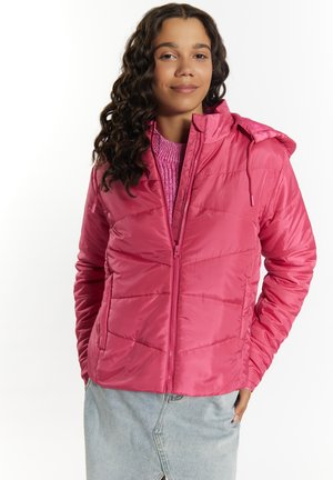 Roze pufferjack met een capuchon, met horizontale gestikte naden en een ritssluiting aan de voorkant. Gedragen over een roze gebreid vest.