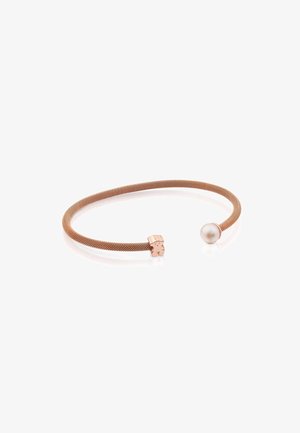 Pulsera de malla en oro rosa con un cierre texturizado y un acento de perla lustrosa, que muestra un diseño minimalista y contemporáneo.