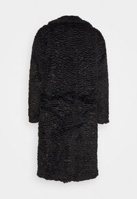 Manteau en fausse fourrure noire avec un motif de vagues texturé, des manches longues et une coupe droite, d'une longueur mi-mollet et d'une surface douce et pelucheuse.