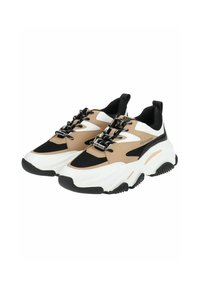 Sneakers chunky con una combinazione di colori bianco, beige e nero. I materiali includono rete e pelle sintetica, con suole in gomma spesse e lacci.