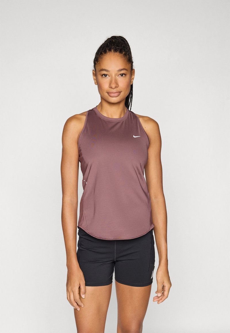 Μπορντό αθλητική φανέλα χωρίς μανίκια με καμπυλωτό τελείωμα και μικρό λευκό λογότυπο, συνδυασμένη με μαύρο σορτς. Λείο ύφασμα, σχέδιο χωρίς μανίκια.