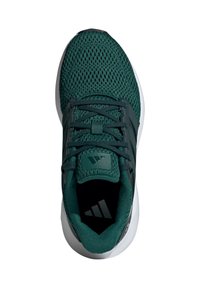 Zapatilla deportiva de malla verde con cordones, lengüeta acolchada y acentos sintéticos. Presenta una suela blanca y un logo en la lengüeta y la plantilla.