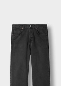 Sorte rette jeans med frontlommer, bæltestropper og knappelukning på en ensfarvet lyse baggrund.