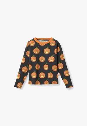 Chemise noire à manches longues avec des visages répétés de citrouilles jack-o'-lantern orange et un col orange, conçue pour les enfants.